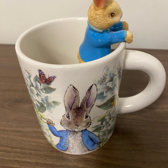 Peter Rabbit Ceramic Mug with Blue Jacket - Picture 4 of 6